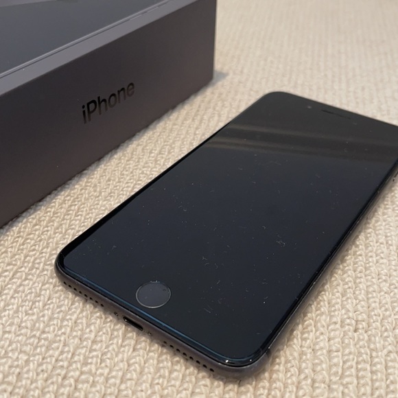 iPhone 8 Plus - Picture 2 of 8